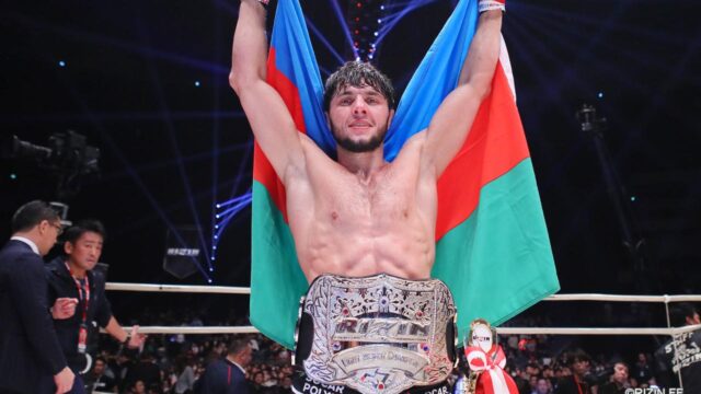 リング上でチャンピオンベルトを巻き、アゼルバイジャンの国旗を掲げるトフィック・ムサエフ選手