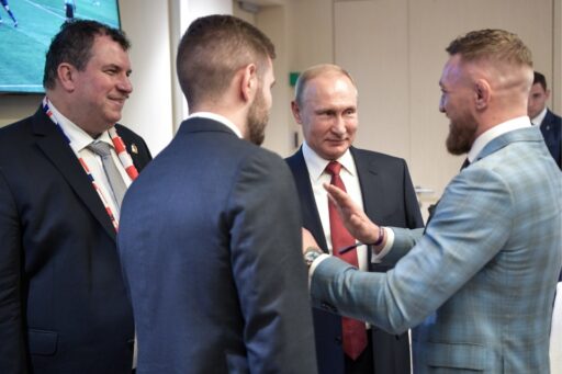 プーチン大統領と挨拶をするコナー・マクレガー